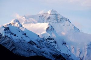 珠穆拉玛峰（中国与尼泊尔两国边界上的山峰）