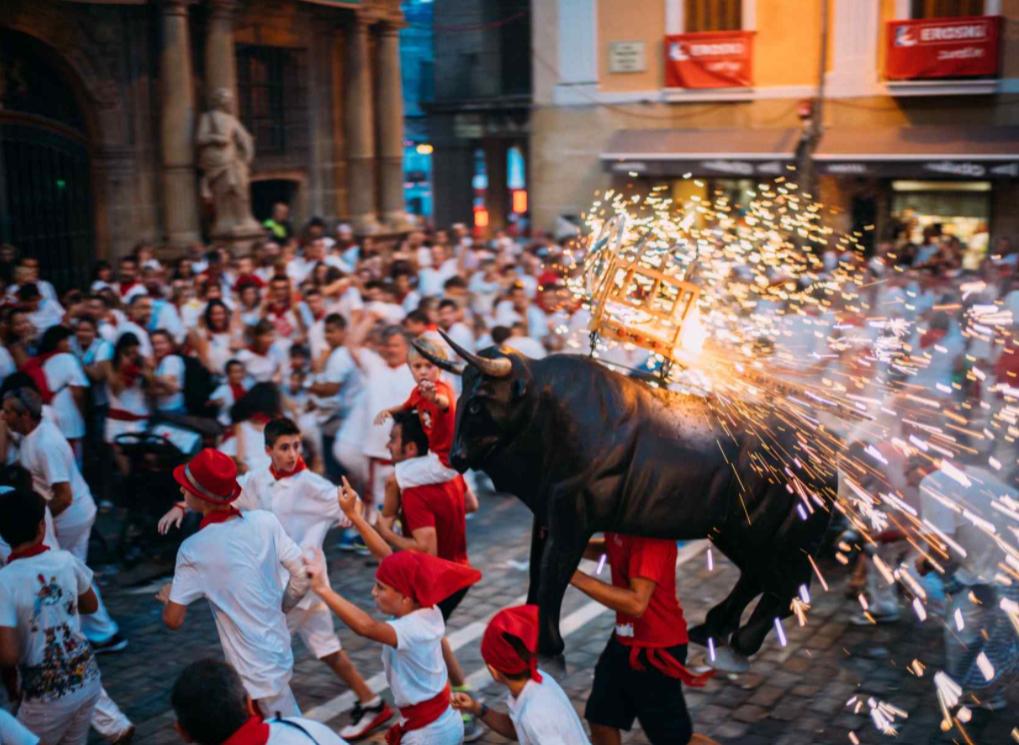西班牙潘普洛纳奔牛节（西班牙的传统节日）