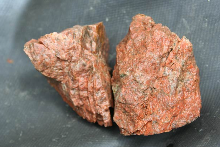钾长石（碱金属或碱土金属的铝硅酸盐矿）
