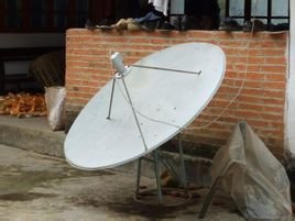 大锅盖（卫星电视接收器的形象称呼）