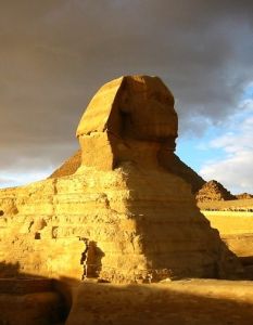胡夫金字塔（古埃及第四王朝的法老胡夫的金字塔）