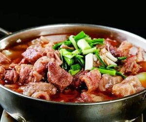 牛肉火锅（以牛肉为食材的菜品）