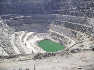 可可托海三号矿坑（世界最大最典型的含稀有金属矿的花岗岩脉）