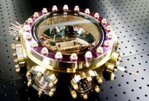 原子钟（利用原子的一定共振频率而制造的计时仪器）