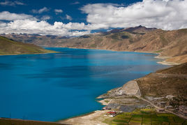 羊卓雍湖（位于西藏的堰塞湖，西藏三大圣湖之一）