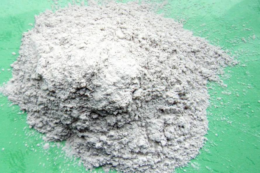 蒙脱石（颗粒极细的含水铝硅酸盐构成的层状矿物）