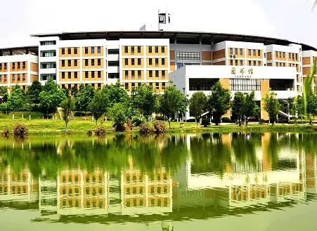 龙岩学院图书馆（福建省龙岩市最大的文献信息中心）