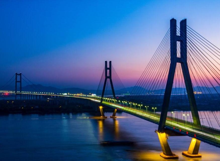 润扬大桥（中国境内连接连接镇江市和扬州市的桥梁）