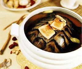 土茯苓煲龟汤（以茯苓、乌龟为原料制成的菜品）