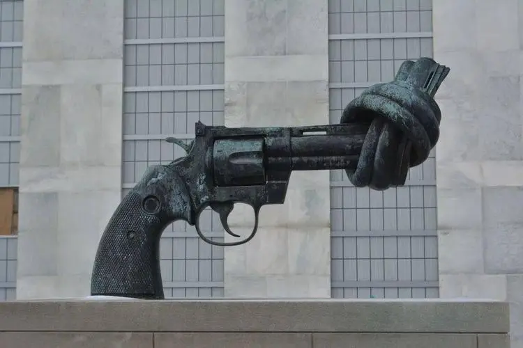 打结的手枪（卢森堡在1988年赠给联合国的青铜雕塑）