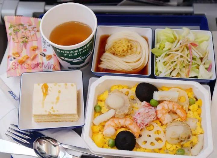 飞机餐（飞机在航程中供应予乘客的食物）