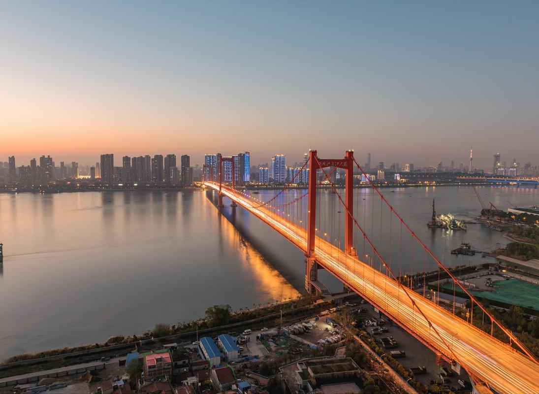 武汉鹦鹉洲长江大桥（世界跨度最大的三塔四跨悬索桥）